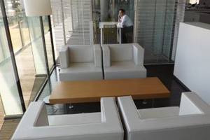 2F執務エリアの窓際にはソファやバルコニー席も用意されている