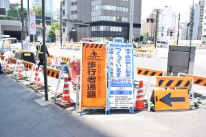 工事の案内にも「新しい駅」の文字が記されており、完成への期待感を抱かせる。地下鉄新駅設置にともなって、地上にはステーションタワー建設も検討されている