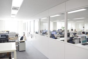 執務エリアの奥にはコールセンターがあり、ガラス張りにすることで開放感のあるフロアを遮らずに利用