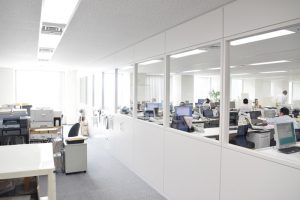 執務エリアの奥にはコールセンターがあり、ガラス張りにすることで開放感のあるフロアを遮らずに利用