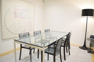 透明感のある会議室。大小さまざまな会議室が設けられている