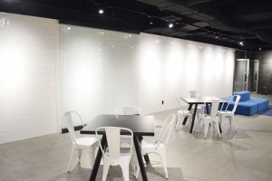 フリーエリアの壁は書き込みが可能。いつでもどこでもミーティングが行なえる