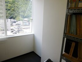 グレーで無機質だった壁を周囲の壁紙にイメージを統一しました
