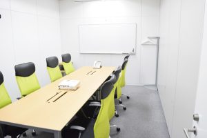 会議室はホワイトボードとプロジェクタを完備。来客対応から社内会議など幅広く利用できるようになっている