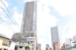 池袋に並び建つ「としまエコミューゼタウン」と「サンシャイン60」。全国初の区本庁舎一体高層マンションとして南池袋に移転した豊島区本庁舎は、エコミューゼタウンの1階から10階を使用