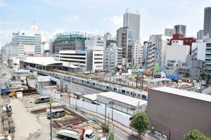 西武池袋線沿いで建設工事が進む西武鉄道池袋ビル建替工事。総貸室面積では池袋トップクラスになるオフィスビルで、2019年春の開業を目指す