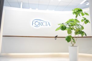 ロゴマークの見え方や影のできかたなど細部までこだわったエントランス