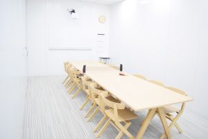 木製の会議テーブルは卓球台としても活用することができる