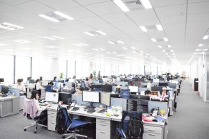 窓に囲まれて開放感のある執務スペース。経営層のデスクも同じ空間に置かれ、社内の風通しの良さが感じられる