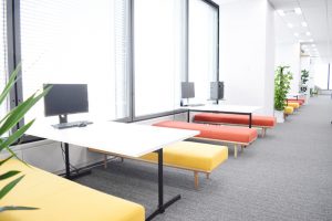 執務スペースの窓際に設置された打ち合わせテーブル。すぐに打ち合わせできる様々なスペースが設けられている