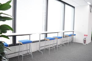 少人数での打ち合わせや集中スペースとしても使えるカウンターテーブル。執務デスクのすぐ隣に設けられている