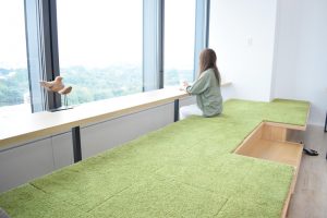 わいわいゾーンにあるリラックススペースには芝生風のカウンター。新宿御苑を見下ろす癒しの空間となっている