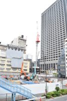 日本橋二丁目地区第一種市街地再開発事業のA街区の様子。保存される高島屋日本橋店が奥に見える