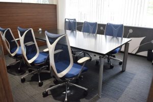 少人数でも利用可能な応接室。各部屋はすべて個別空調となっており、お客様に最適な室温を保つことができる