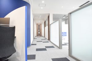 対面式の接客カウンターを抜けると、応接スペースが並んでいる。手前には半個室の応接室があり、奥には完全個室の応接室。お客様との商談内容によって部屋を使い分けることが可能になり、サービスの質の向上にもつながっている