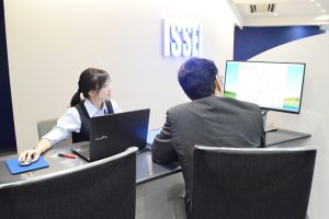 対面式の接客カウンターにはモニタを設置。画面を見ながら物件情報や周辺のエリア情報をチェックすることができる。住環境を含めた検討比較がスムーズにできるようになり、お客様の満足度も高まったという