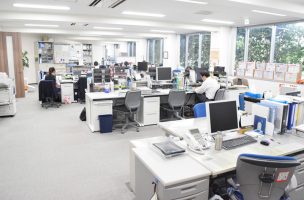 整理整頓された清潔感のあるバックオフィス。執務エリアの規格は本社、支店とすべて統一されており、勤務場所にかかわらず従業員の公平感が保たれている