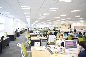 執務エリアは目線を遮るものを置かず、見通しの良い空間となっている。設計の段階から高さのある什器をすべてなくすよう徹底したことで、非常に開放感のあるオフィス空間が実現