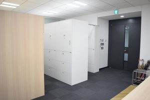 通用口の動線に設けられた個人ロッカー