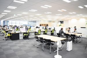 執務エリアの中心に設けられたミーティングスペース。会議室を利用しなくても、すぐに集まって打ち合わせできるため、社員間のコミュニケーション向上につながっている