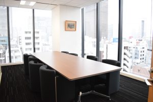 応接スペースの会議室からは、東京湾岸エリアの町並みを見渡すことができる