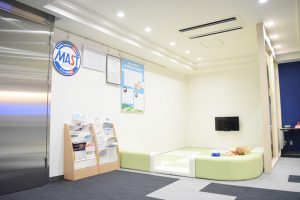 接客スペースにはキッズスペースも完備。単身者やファミリー層など幅広いお客様に対応しているだけに、お客様視点に立った設備が充実している