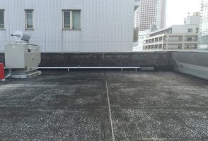 建物調査の結果、屋上のコンクリート面に経年劣化によるひび割れが確認されました