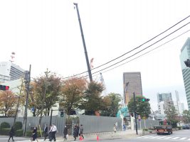 仮称）竹芝地区開発計画はJR浜松町駅が利用でき、ゆりかもめ「竹芝駅」が最寄り駅。メインの業務棟は地上39階建て、高さ210メートルの高層ビルで、2020年の竣工予定