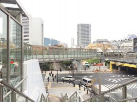 JR浜松町駅方面から歩行者デッキが整備され、首都高をまたいでビルに直結する計画