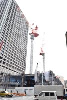 「東京日本橋タワー」を背に建設が進む「日本橋二丁目地区第１種市街地再開発事業」。高島屋日本橋店の保存を核とした再開発として注目されている
