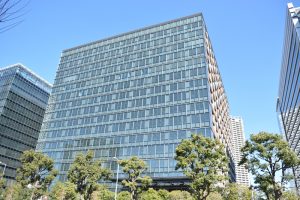 2014年に竣工した豊洲フォレスト。ビルの周囲も緑に囲まれており、ランチタイムには憩いの空間となっている