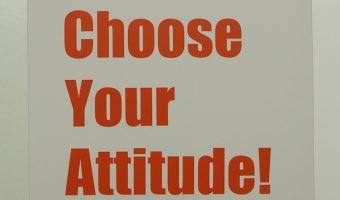 オフィスのドアにはchoose your attitude!（態度を選ぶ）の文字