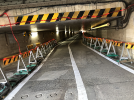 拡張工事が行われている高輪橋架道橋下区道
