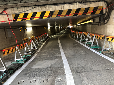 拡張工事が行われている高輪橋架道橋下区道