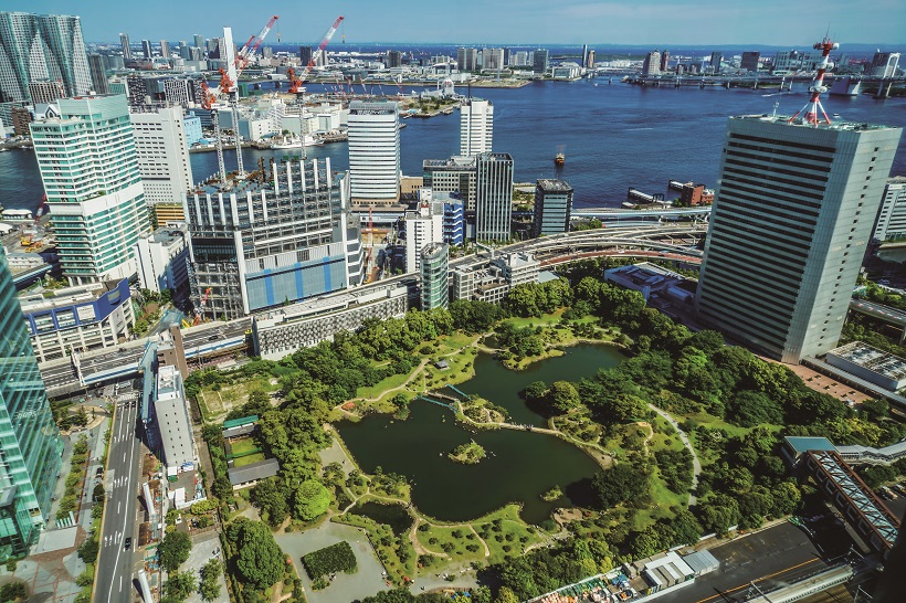 JR浜松町駅上空付近から旧芝離宮恩賜庭園方面を臨む