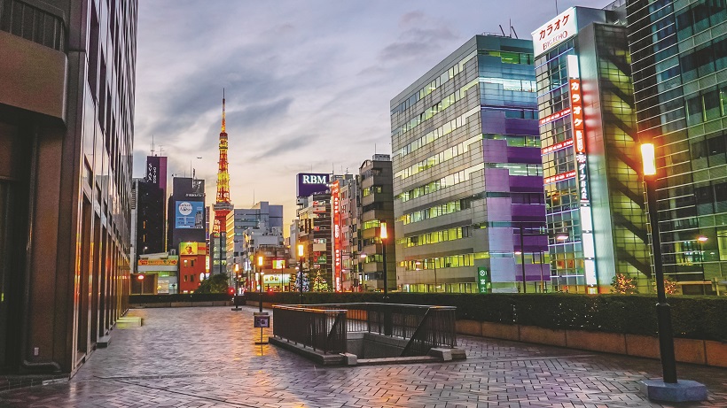 世界貿易センタービルと浜松町駅を結ぶデッキから東京タワーの夕暮れ